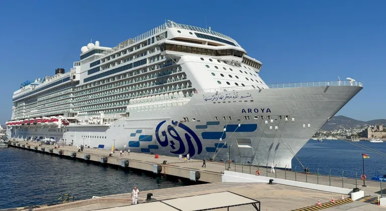 Bodrum'a "Aroya" adlı kruvaziyer 2 bin 360 turistle geldi