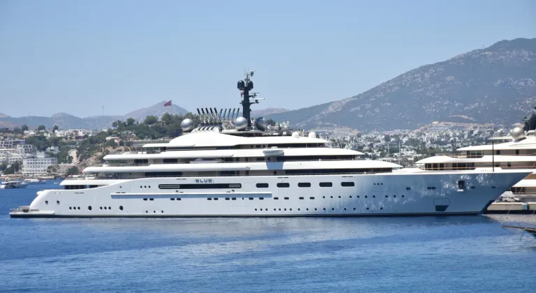Bodrum'a gelen dev yatlar "Blue" ve "Hadar"a tankerlerle yakıt ikmali yapıldı