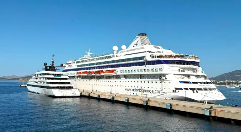 Bodrum'a iki kruvaziyerle 1012 turist geldi