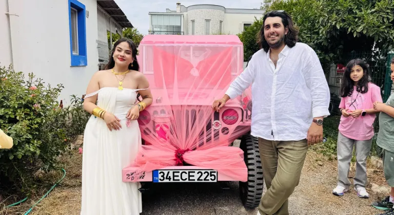 Bodrum'da baba oğuldan gelin adayına pembe cip sürprizi