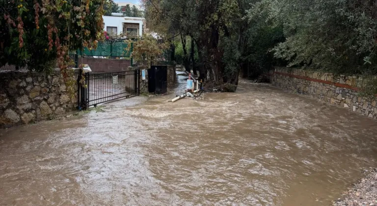 Bodrum'da yağış nedeniyle evinde mahsur kalan hamile kadın kurtarıldı