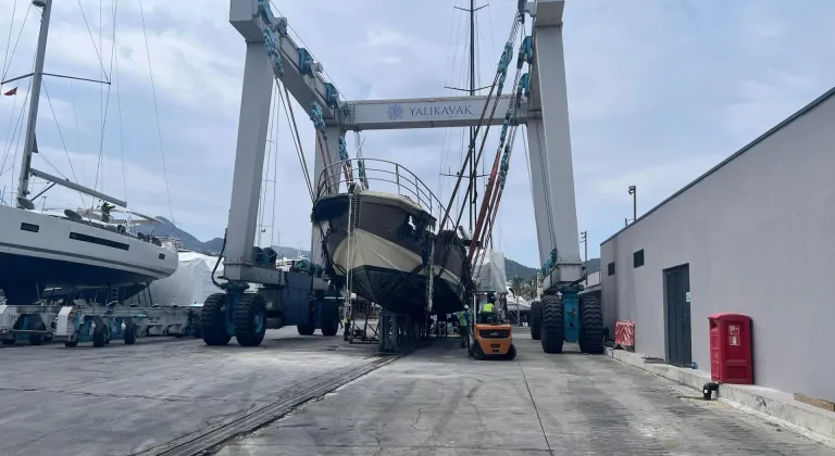 Bodrum'da yanarak batan 7 motoryatın enkazı denizden çıkarıldı