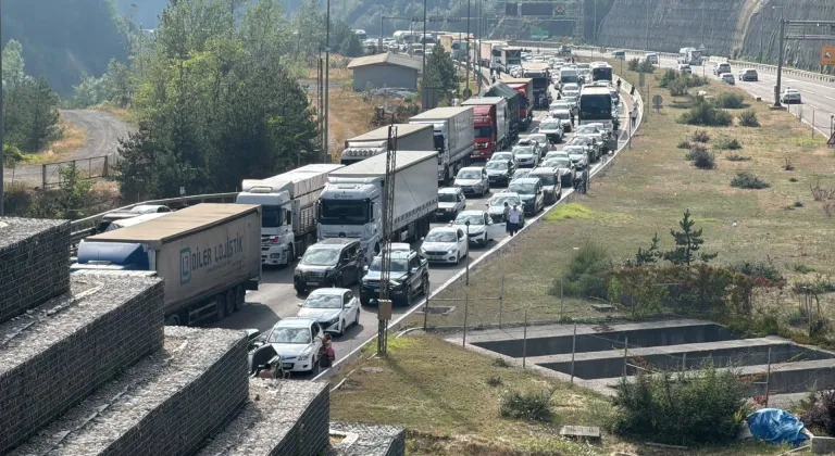 Bolu Dağı Tüneli'nde araç yangını nedeniyle Ankara istikametinde ulaşım sağlanamıyor