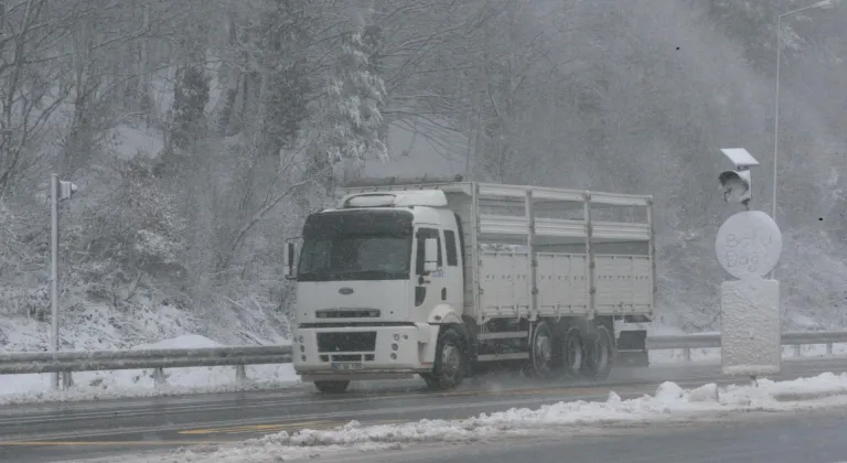 Bolu Dağı'nda kar yağıyor