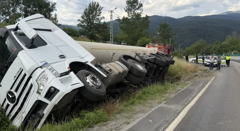 Bolu Dağı'nda yanıcı madde yüklü tanker yol kenarına devrildi