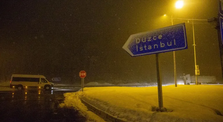 Bolu Dağı'nda yoğun kar yağışı etkili oluyor