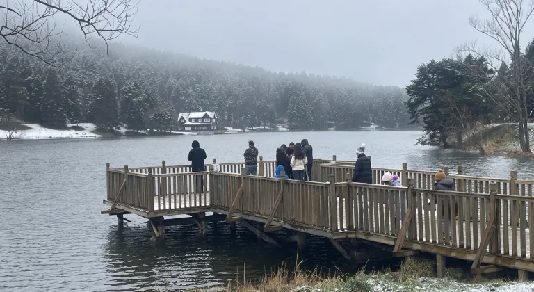 Bolu ve Kocaeli'nin yüksek kesimlerinde kar yağışı aralıklarla etkili oluyor