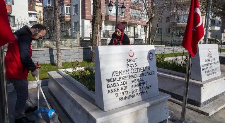 Bolu'da bayram öncesi şehit mezarlarının bakım ve temizliği yapıldı