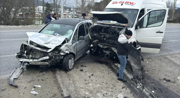 Bolu'da minibüs ile otomobilin çarpıştığı kazada 1 kişi öldü, 9 kişi yaralandı