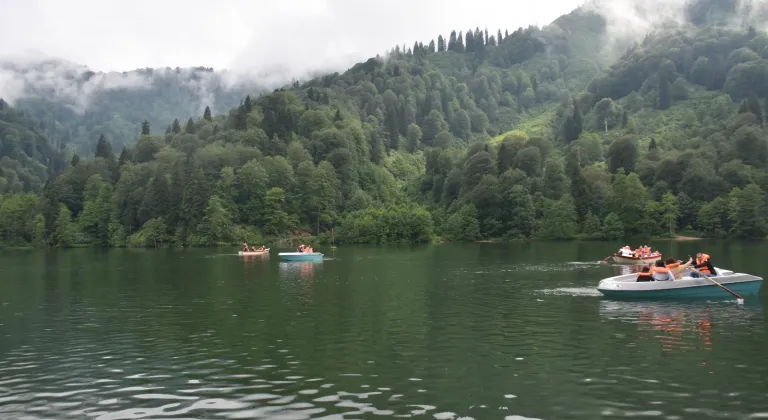 Borçka Karagöl Tabiat Parkı'nda ziyaretçi yoğunluğu yaşanıyor