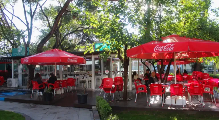 Bornova’da engelleri aşan buluşma noktası: +1 Down Kafe yenilenen yüzüyle hizmette