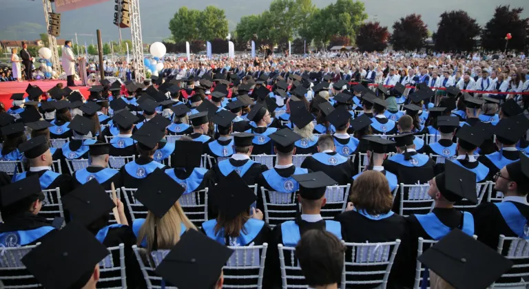 Bosna Hersek'teki Uluslararası Saraybosna Üniversitesi 18. dönem mezunlarını verdi