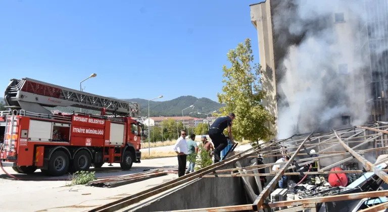 Boyabat'ta eski devlet hastanesi binasında çıkan yangın söndürüldü