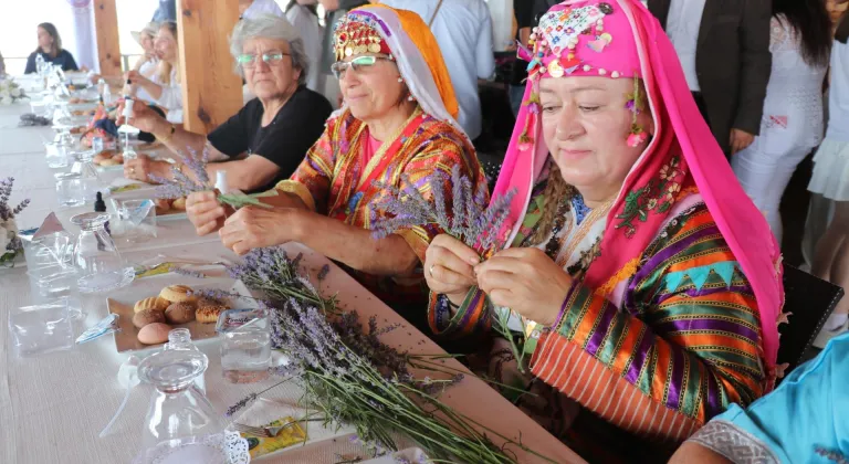 Burdur'da "2. Lavanta Hasat ve Sanat Günleri" kapsamında hasat etkinliği düzenlendi
