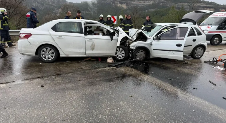Burdur'da iki otomobilin çarpıştığı kazada 6 kişi öldü, 6 kişi yaralandı
