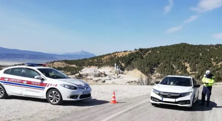 Burdur’daki Trafik Denetimlerinde 226 Sürücüye Ceza Verildi, 51 Araç Trafikten Men Edildi