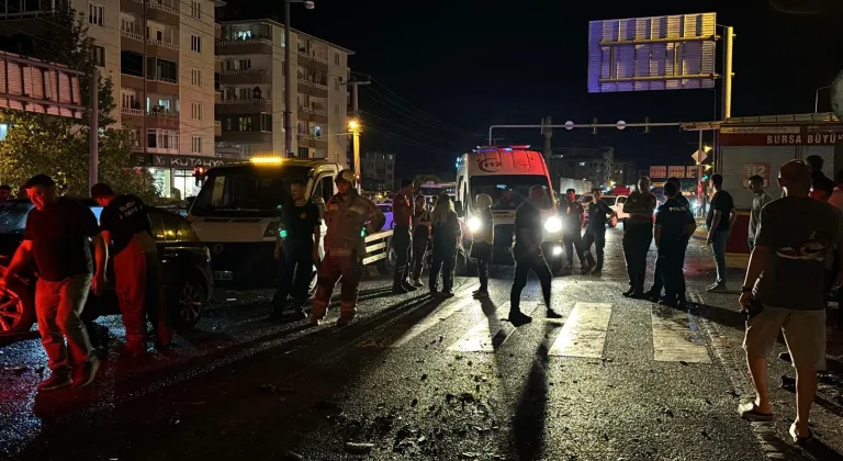 Bursa'da 3 otomobilin karıştığı kazada 1'i ağır 5 kişi yaralandı