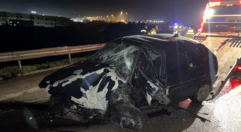 Bursa'da bariyerlere çarpan otomobildeki 2 kişi yaralandı