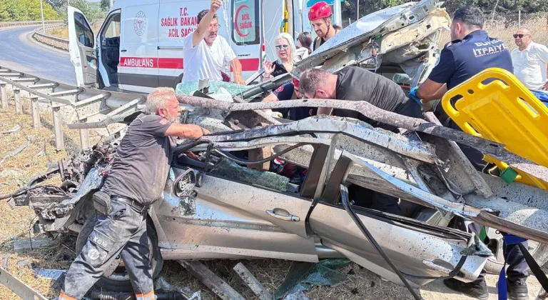 Bursa'da bariyerlere çarpan otomobilin sürücüsü ağır yaralandı