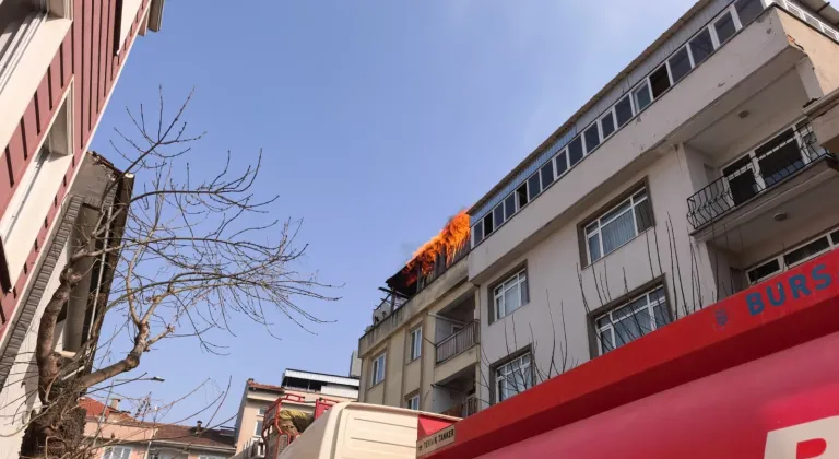 Bursa'da binanın teras katında çıkan yangın söndürüldü