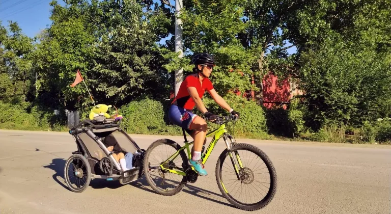 Bursa'da bisiklet sporcusundan çocuklarla renkli farkındalık turu