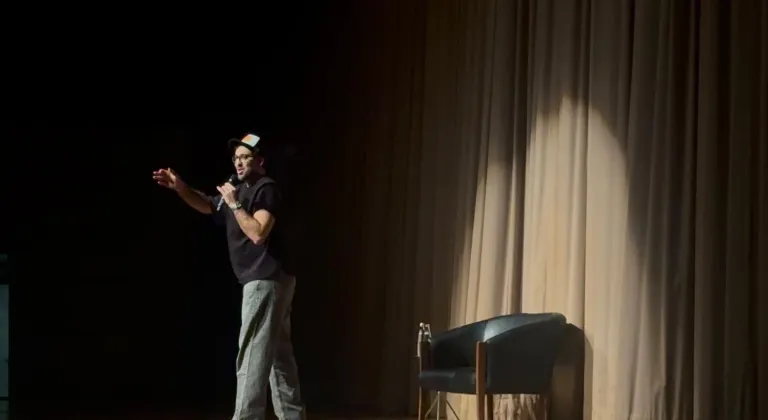 Bursa'da Doğu Demirkol'un stand-up gösterisi seyirciyle buluştu