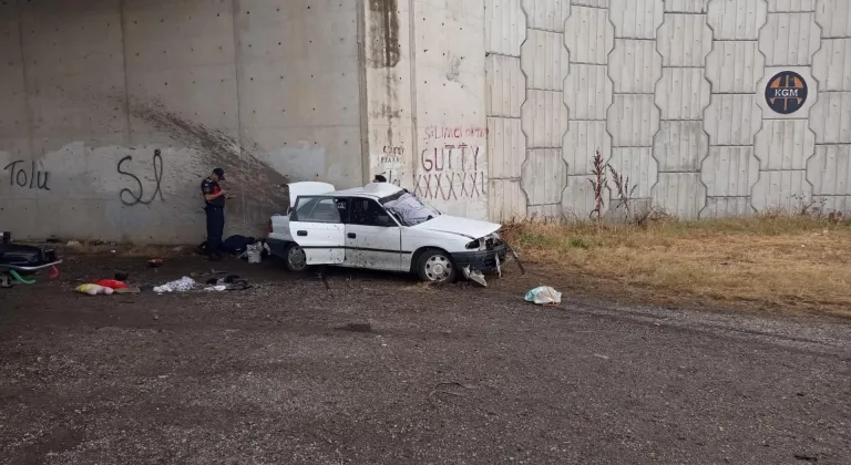 Bursa'da duvara çarpan otomobildeki 3 kişi öldü, 2 kişi ağır yaralandı