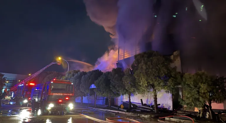 Bursa'da fabrikada çıkan yangına müdahale ediliyor