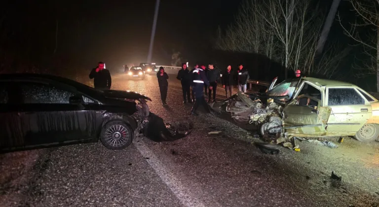 Bursa'da iki otomobilin çarpıştığı kazada 3 kişi yaralandı