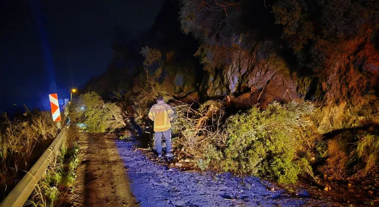 Bursa’da meydana gelen heyelan nedeniyle mahalle yolu ulaşıma kapandı