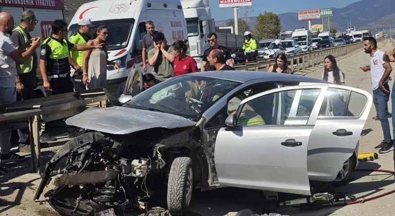 Bursa'da otomobilin bariyere çarptığı kazada 3 kişi yaralandı