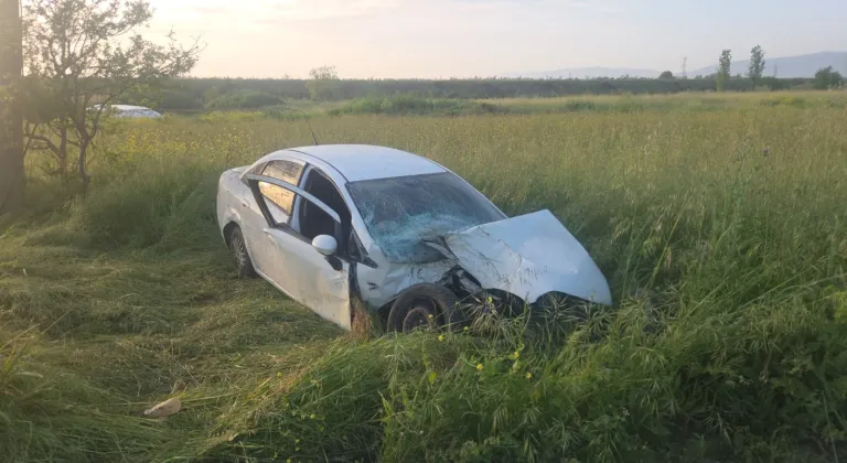 Bursa'da otomobilin devirdiği direğe motosikletin çarptığı kazada 4 kişi yaralandı