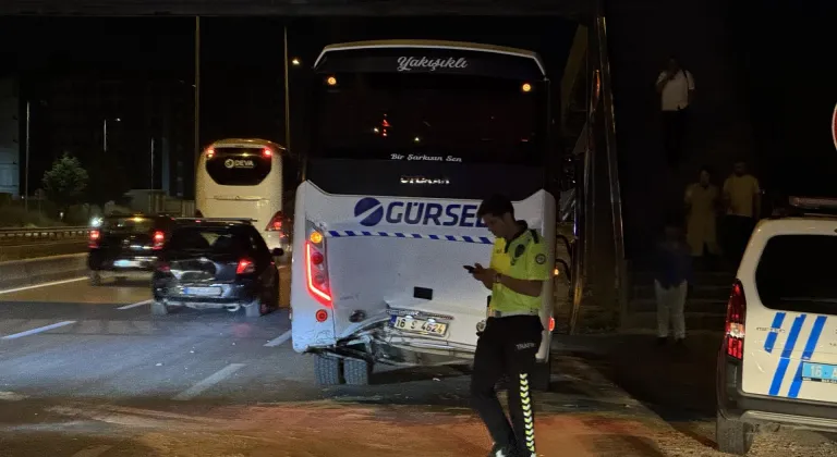 Bursa'da otomobilin işçi servisine çarpması sonucu 6 kişi yaralandı