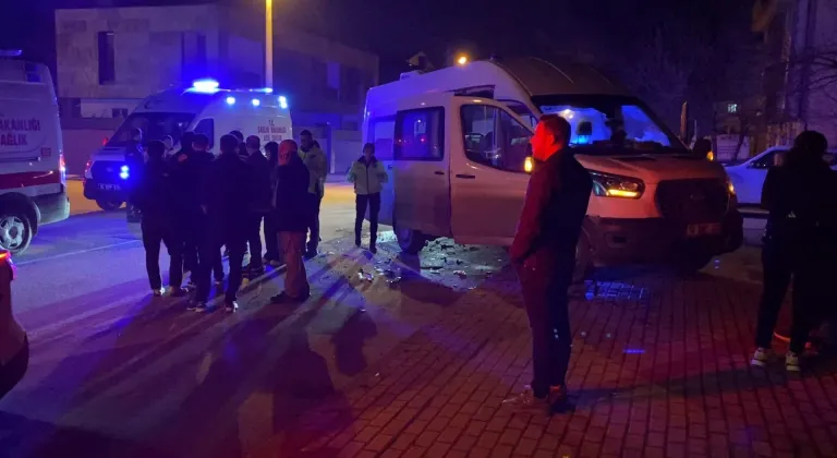 Bursa'da servis minibüsü ile otomobilin çarpıştığı kazada 9 kişi yaralandı