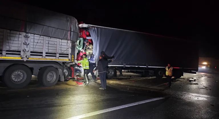 Bursa'da tıra arkadan çarpan tırın sürücüsü öldü
