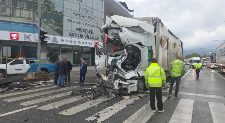 Bursa'da trafik ışıklarında bekleyen akaryakıt tankerine çarpan tırın sürücüsü yaşamını yitirdi