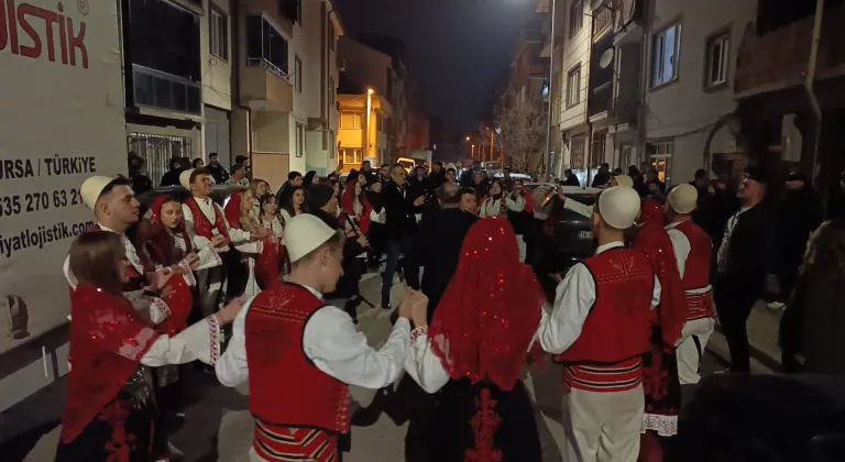 Bursa'da vatandaşları Rumeli ezgileriyle sahura uyandırdılar