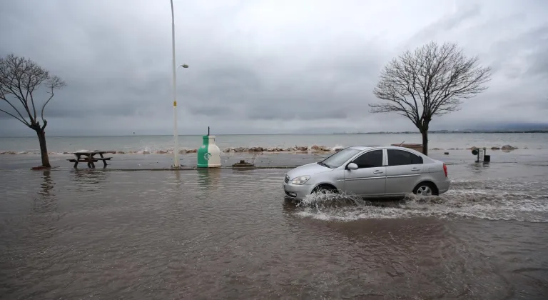 Bursa'nın deniz kıyılarında şiddetli fırtına etkili oluyor