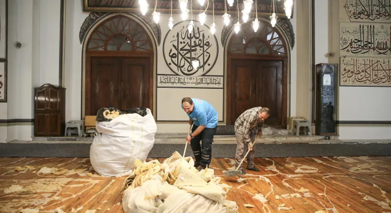 Bursa'nın simgesi Ulu Cami'nin halıları yenileniyor