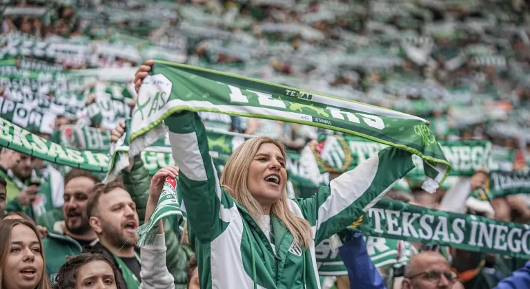 Bursaspor, Nesine 2. Lig Kırmızı Grup 33. hafta maçında Somaspor'u 5-1 yenerek 1. Lig'e yükselmeyi garantiledi.