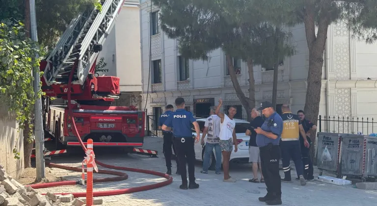 Büyükçekmece'de 4 katlı binanın çatısında çıkan yangında 1 kişi yaralandı