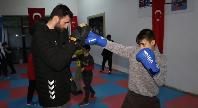 Caminin kullanılmayan bölümü çocuklar için spor salonu oldu
