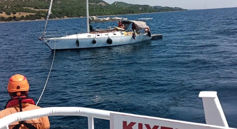 Çanakkale Boğazı'nda arızalanıp sürüklenen tekne kurtarıldı