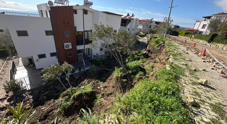 Çanakkale'de bir sitenin istinat duvarı çöktü