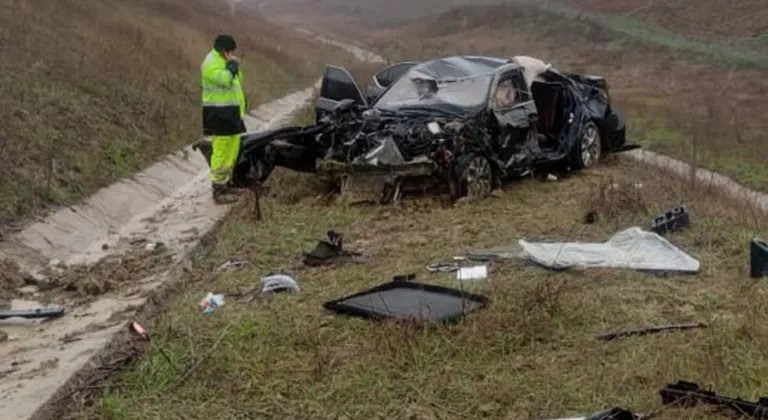 Çanakkale'de cenazeye gidenleri taşıyan otomobilin devrildiği kazada 5 kişi yaralandı