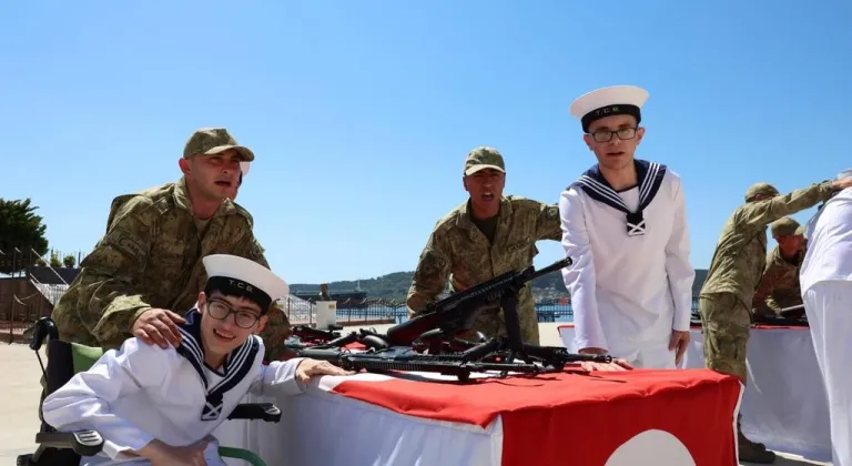 Çanakkale'de engelli gençler üniforma giyip bir günlüğüne temsili asker oldu