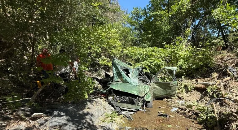 Çanakkale'de hafif ticari aracın dere yatağına devrildiği kazada 2 kişi öldü