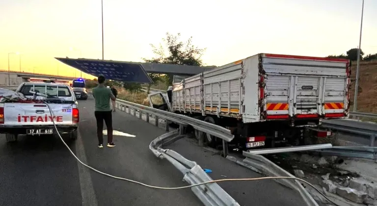 Çanakkale'de kamyonun bariyere çarptığı kazada 2 kişi öldü
