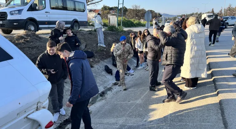 Çanakkale'de minibüs ile SUV tipi aracın çarpıştığı kazada 8 kişi yaralandı