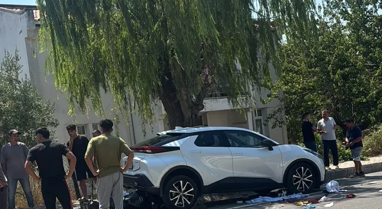 Çanakkale'de park halindeki otomobile çarpan motosikletteki 2 kişi öldü
